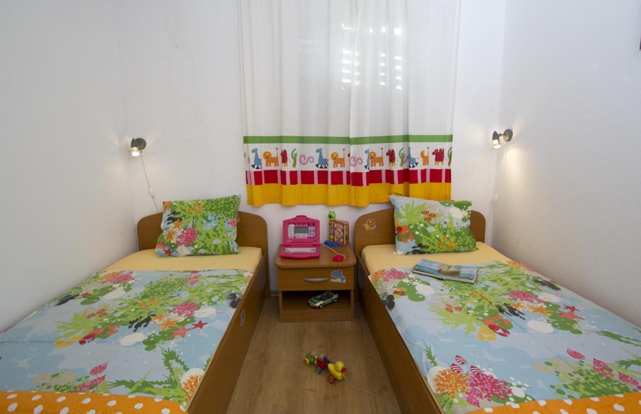 Apartments By The Sea Brela, Makarska - 11821 Ngoại thất bức ảnh
